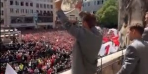 凯恩举起沙拉盘接受球迷欢呼，拜仁官推：你跟这个冠军很配！