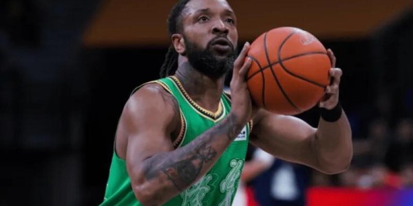 辽宁垮了！不重建又想捡漏，进攻效率倒数，对手包夹威尔斯就能赢