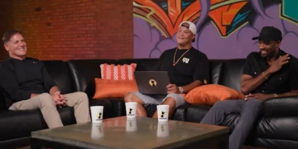 开云-库篮球运营总裁库班透露，偶遇佩林卡时对方难掩得意神色，面带神秘微笑似在暗示惊喜布局