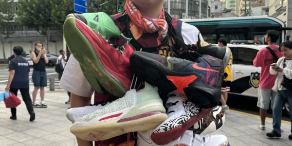 开云-詹姆斯上海活动现场，粉丝展示勒布朗球鞋收藏