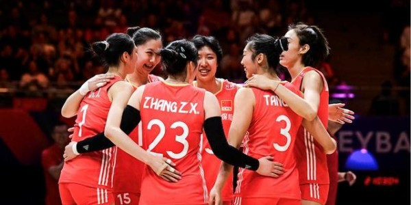 杨昊发文透露女排近况！时差+饮食成头号敌人，球迷建议轮换阵容