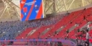 已经变身红色海洋！国足杭州主场已摆满了写有“中国”字样助威服
