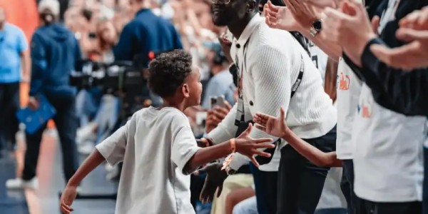 Kaiyun APP-德国跑车！丹尼斯-施罗德Ins晒在国家队的赛场照与球迷分享