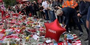 开云体育-埃弗顿主帅莫耶斯偕同助教，来到安菲尔德外悼念若塔