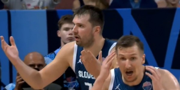 kaiyun体育app-罗倒地瞬间裁判鸣哨引发争议，东契奇与队友抱头愕然质疑判罚