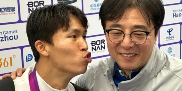 比李刚仁还强的黄义助二世 韩国头号功臣假吻恩师