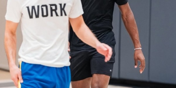 kaiyun体育app-勇士队自媒体发布巴特勒与追梦联合训练瞬间 激情对练中击掌彰显默契