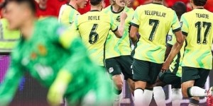 开云入口-半场-国足全面被动暂0-2澳大利亚 黄政宇滑倒送礼王大雷黄油手